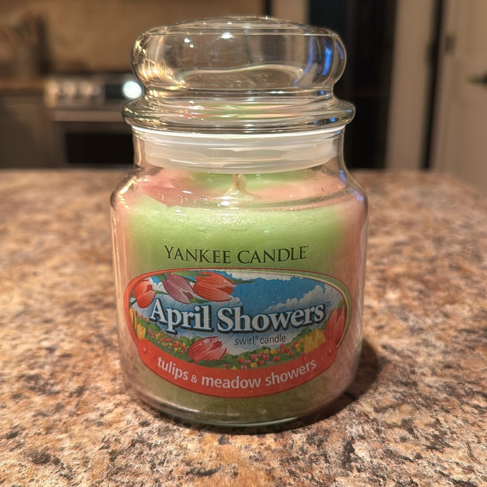 Yankee Medium Swirl Jar "April Showers" Tulips & Meadow Showers Usa Label 2014.